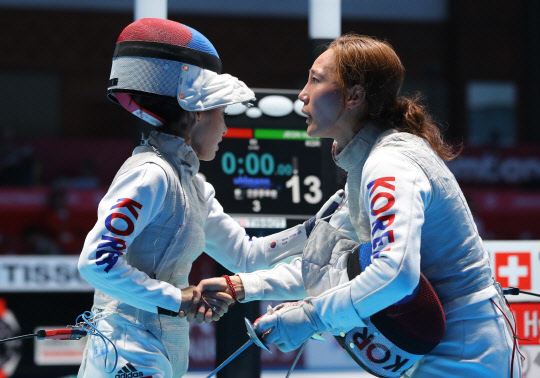 20일 오후 자카르타 컨벤션센터에 열린 2019 2018 자카르타-팔렘방 아시안게임 여자 2018 자카르타-팔렘방 아시안게임 펜싱 여자 플뢰레 경기. 16강전에서 맞붙은 남현희(왼쪽)와 전희숙이 양보 없는 승부를 펼친 뒤 악수하고 있다.